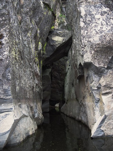 Пещера вблизи
